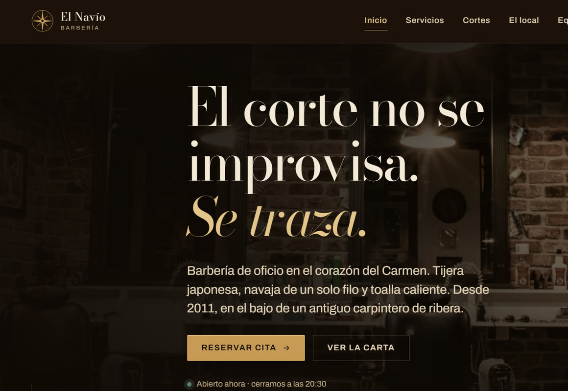 Portada de la web de El Navío Barbería, con el lema «El corte no se improvisa» y el botón de reservar cita